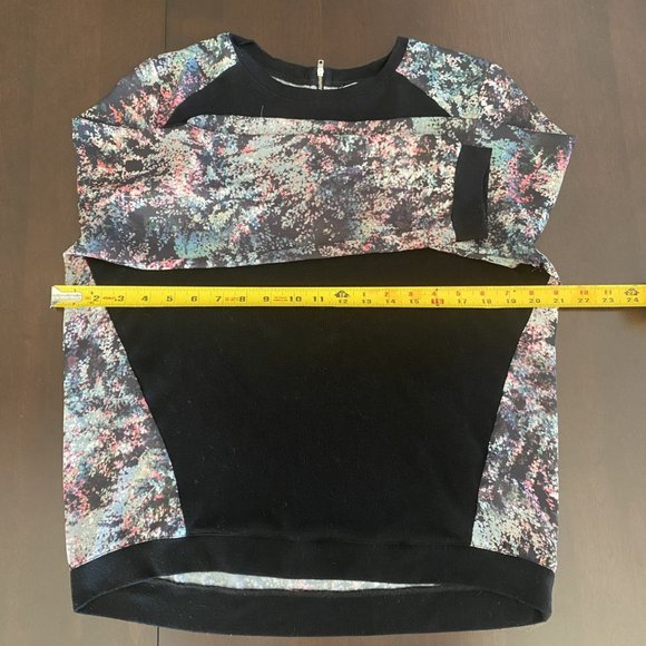 Lightweight Black and Floral Sweater Size UK12/US 8 - Picture 7 of 9